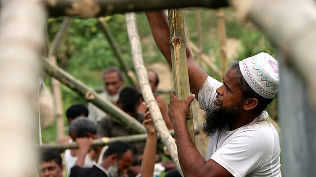 বগুড়ার শাজাহানপুরে সুজাবাদ বালাপাড়া-ভান্ডারপাইক করতোয়া নদীর ১৯৭তম সেতু তৈরির কাজে ব্যস্ত জাহিদুল।
