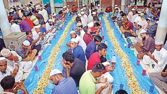 বায়তুল মোকাররম জাতীয় মসজিদে মাগরিবের আজানের আগ মুহূর্তে ইফতারের অপেক্ষায় রোজদাররা। গতকাল সন্ধ্যায়। ছবি: আশরাফুল আলম