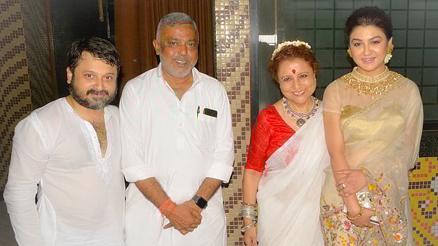 ‘কণ্ঠ’ ছবির দুই পরিচালক আর প্রযোজকের সঙ্গে জয়া আহসান। ছবি: ভাস্কর মুখার্জি