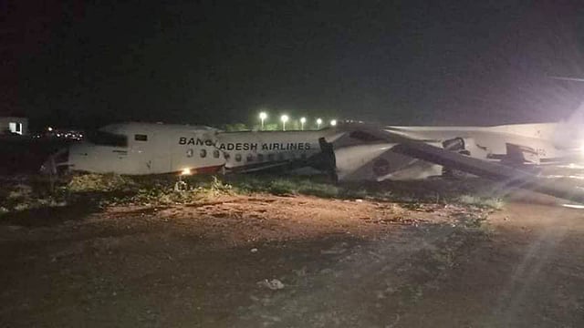 রানওয়ে স্পর্শ করে ছিটকে পড়ে বিমান বাংলাদেশ এয়ারলাইনসের ড্যাশ-৮ উড়োজাহাজটি।