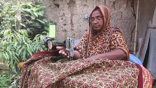 ব্যস্ত থাকতে প্রায়ই নকশি কাঁথা সেলাই করতে বসেন মেহেরুন্নেসা। ছবি: শহীদুল ইসলাম