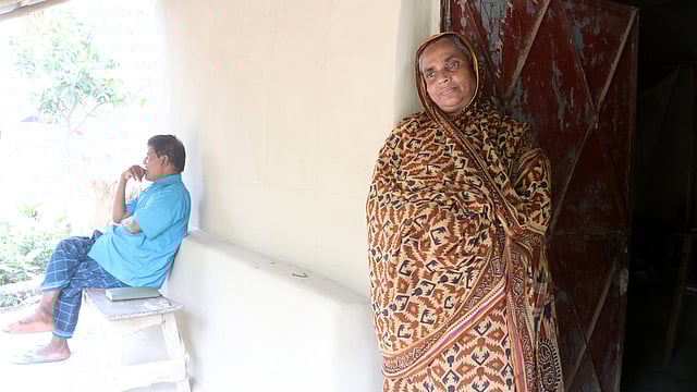 মাঝেমধ্যেই ছেলেমেয়ের জন্য মন কেমন করে মা মেহেরুন্নেসার। ছবি: শহীদুল ইসলাম