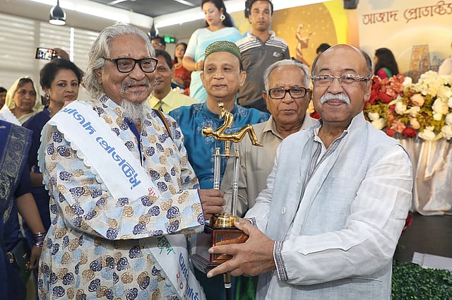 এই আয়োজনে ‘মাই ড্যাড ওয়ান্ডারফুল’ সম্মাননা পান কবি আসাদ চৌধুরী। ঢাকা, ১২ মে। ছবি: সাইফুল ইসলাম