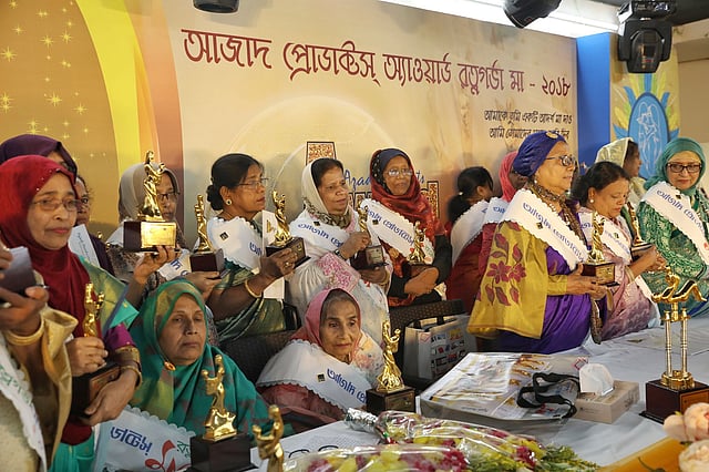 সম্মাননাপ্রাপ্ত কৃতী সন্তানের গুণী মায়েরা। ঢাকা, ১২ মে। ছবি: সাইফুল ইসলাম
