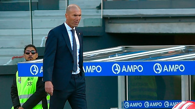 নিয়মিতই নিচু মাথা নিয়ে মাঠ ছাড়তে হচ্ছে জিদানকে। ছবি: এএফপি