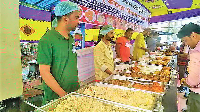 উত্তরা ৩ নম্বর সেক্টরে রয়াল ক্যুইজিনে হরেক পদের ইফতার। গতকাল বিকেলে। প্রথম আলো