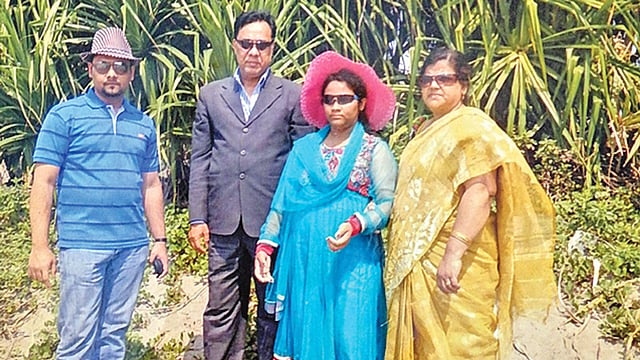 স্বামী–স্ত্রী ও দুই সন্তান। ফাইল ছবি