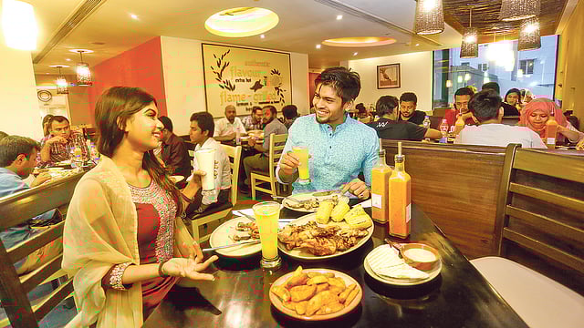 ঘরের বাইরে ইফতারি খাওয়ার চল এখন বেশ দেখা যায়। মডেল: সারাকা ও অভি, ছবি: সুমন ইউসুফ, স্থান: ন্যানদো’স