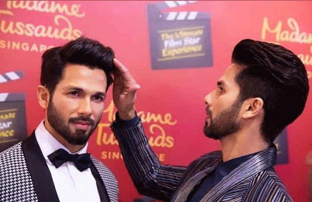 মোমের শহীদ কাপুরের সঙ্গে ছবির ক্যাপশনে শহীদ কাপুর লিখেছেন, ‘চুল ঠিক কর মুন্না।’