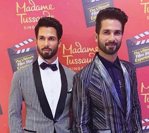 আলোকচিত্রীদের সামনে মোমের শহীদ কাপুর ও আসল শহীদ কাপুর