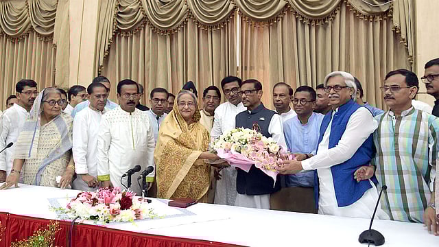 প্রধানমন্ত্রী শেখ হাসিনাকে গণভবনে আওয়ামী লীগ ও সহযোগী সংগঠনের নেতৃবৃন্দ শুভেচ্ছা জানান। ঢাকা, ১৭ মে। ছবি: পিআইডি