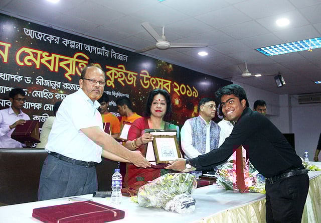 বাংলাদেশ সায়েন্স ফিকশন সোসাইটি জগন্নাথ বিশ্ববিদ্যালয় শাখার আয়োজনে সায়েন্স ফিকশন মেধাবৃত্তি ও কুইজ উৎসবে বিজয়ীদের হাতে পুরস্কার তুলে দেওয়া হচ্ছে। জগন্নাথ বিশ্ববিদ্যালয়ের কেন্দ্রীয় মিলনায়তন, ৩০ এপ্রিল। ছবি: সংগৃহীত