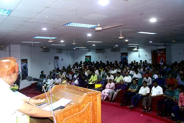 সায়েন্স ফিকশন মেধাবৃত্তি ও কুইজ উৎসবে আগত দর্শকেরা। জগন্নাথ বিশ্ববিদ্যালয়ের কেন্দ্রীয় মিলনায়তন, ৩০ এপ্রিল। ছবি: সংগৃহীত