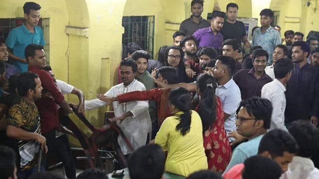 নতুন কমিটিতে পদবঞ্চিতরা মধুর ক্যানটিনে সংবাদ সম্মেলন করতে গেলে তাঁদের ওপর হামলা চালানো হয়। ফাইল ছবি