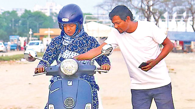 রাজধানীতে স্কুটি চালানো শিখছেন এক নারী। ছবি: সাবরিনা ইয়াসমীন