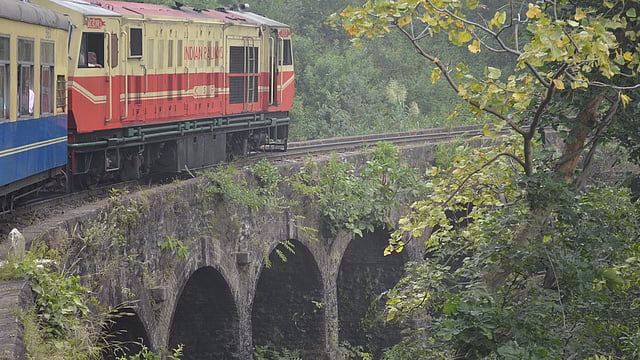 টয় ট্রেনে চেপে হিমাচলের রাজধানী সিমলায় যাওয়ার আনন্দ অনেক । শহরটিকে ‘পাহাড়ের রানি’ বলা হয়।