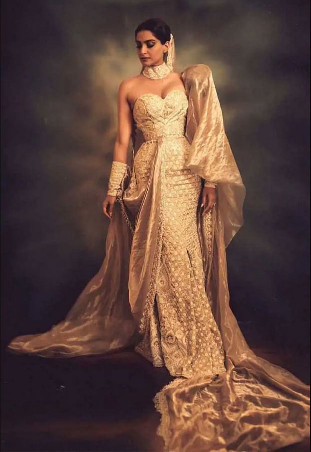 আবু জানি ও সন্দীপ খোসলার ডিজাইন করা পোশাকে সোনম কাপুর