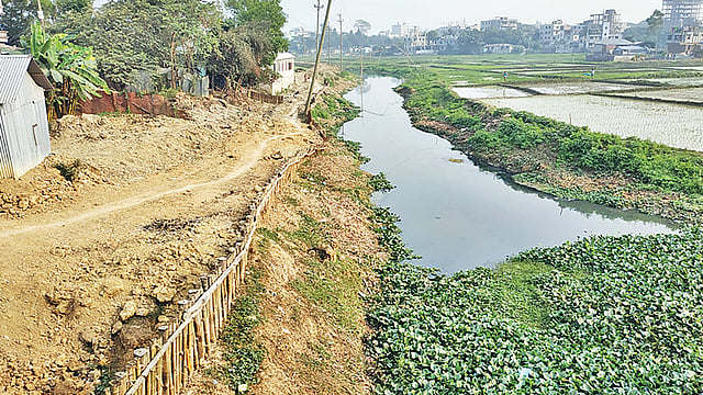 গাজীপুরে দখল–দূষণে সরু হয়ে গেছে চিলাই নদ। সাম্প্রতিক ছবি। প্রথম আলো