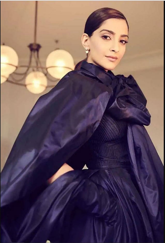 বেগুনি-নীল রঙের রাজকীয় গাউনে সোনম