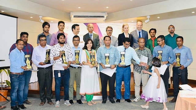 অভিবাসন খাতে প্রতিবেদনের জন্য ১৩ সাংবাদিককে পুরস্কার দেওয়া হয়। ছবি: প্রথম আলো