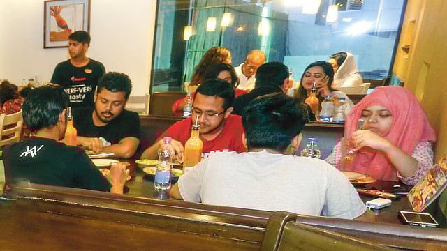 রোজায় সাহ্রি ও ইফতারের সময় স্বাস্থ্যকর খাবার শরীরের জন্য ভালো। ছবি: অধুনা