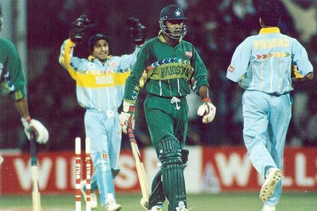 আমির সোহেলকে আউট করে মধুর প্রতিশোধ নিয়েছিলেন প্রসাদ। ছবি: সংগৃহীত