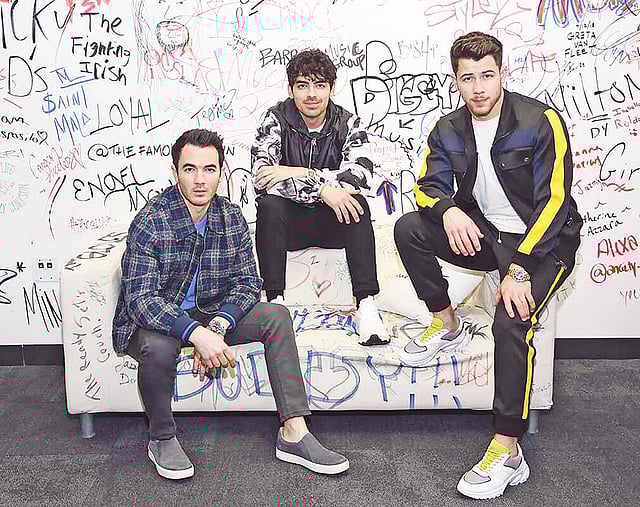 এ সময়ে জোনাস ব্রাদার্সের তিন সদস্য— কেভিন, জো ও নিক জোনাস