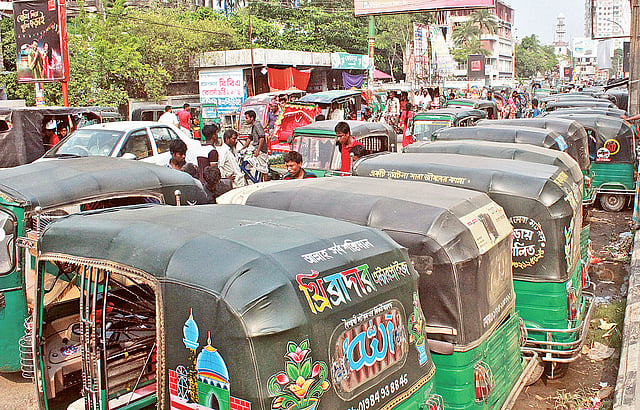 ময়মনসিংহ নগরের প্রাণকেন্দ্রে গড়ে উঠেছে অটোরিকশা স্ট্যান্ড। এতে যানজট লেগেই থাকে। মঙ্গলবার বিকেলে টাউন হল মোড়ে। ছবি: প্রথম আলো