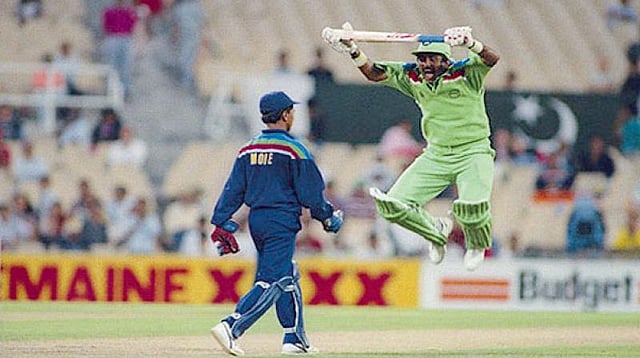 মিয়াঁদাদের হনুমান নৃত্য। বিশ্বকাপের এক ‘আইকনিক’ ছবি। ছবি: সংগৃহীত