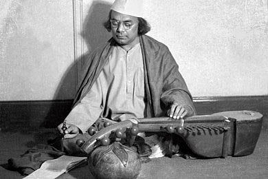 কাজী নজরুল ইসলাম। ছবি: পরিমল গোস্বামী, সোর্স- আনন্দবাজার