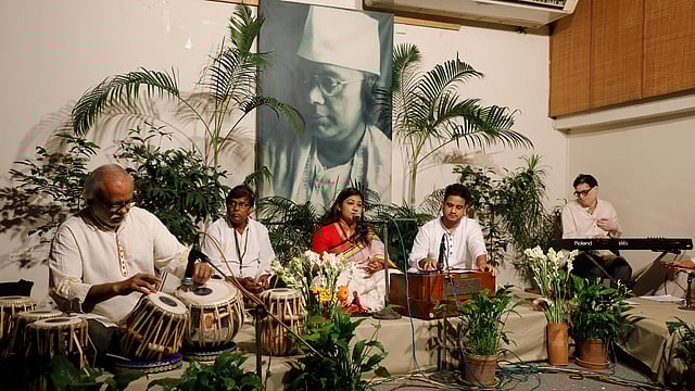 নজরুলসংগীত পরিবেশন করছেন ছায়ানটের এক শিল্পী। ছবি: প্রথম আলো