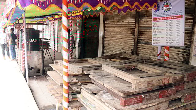 রংপুর নগরের রেস্তোরাঁ ও বেকারিতে ভ্রাম্যমাণ আদালতের অভিযানে ক্ষুব্ধ হয়ে আজ রোববার থেকে ধর্মঘট শুরু করেছেন ব্যবসায়ীরা। ছবি: মঈনুল ইসলাম