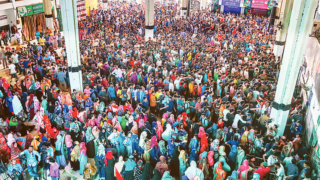 ঈদুল ফিতরের ছুটিতে বাড়ি ফেরার অগ্রিম টিকিট পেতে গতকাল কমলাপুর রেলস্টেশনে ছিল মানুষের উপচে পড়া ভিড়। ছবি: সাজিদ হোসেন