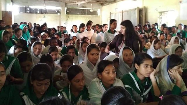 বিদ্যালয়ের ছাত্রীদের মধ্যে মাসিক–সচেতনতা নিয়ে কাজ করছেন মারজিয়া প্রভা ও তাঁর দল