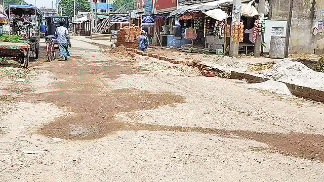 কুষ্টিয়ার দৌলতপুরের তারাগুনিয়া থেকে ডাংমড়কা এলাকা পর্যন্ত সড়কটির বেহাল। গত বুধবার তারাগুনিয়া কৈপালে। ছবি: প্রথম আলো