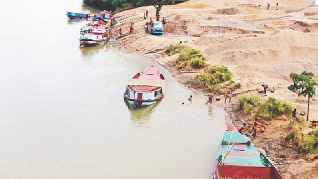 সিলেটের চেঙ্গেরখাল দিয়ে চলাচলকারী এসব নৌযান থেকে চাঁদা নেওয়া হয়। গত শনিবার বাদাঘাট এলাকায়। ছবি: প্রথম আলো