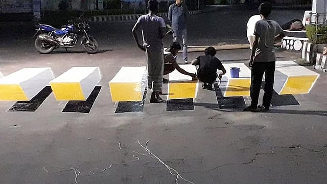 জেব্রাক্রসিং তৈরির কাজ চলছে। ছবি: প্রথম আলো