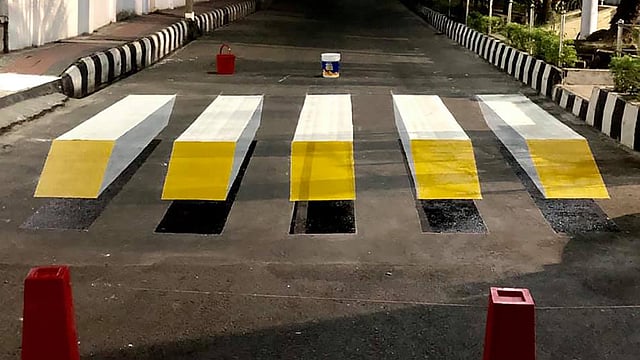 বরিশাল সিটি করপোরেশন এলাকায় ত্রিমাত্রিক জেব্রাক্রসিং। ছবি: প্রথম আলো