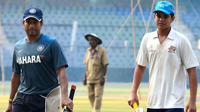 শচীন টেন্ডুলকার ও তাঁর ছেলে অর্জুন টেন্ডুলকার। ফাইল ছবি