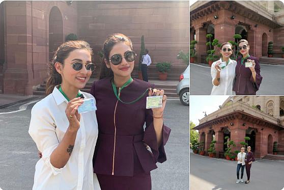 দিল্লিতে সংসদ ভবনের সামনে মিমি চক্রবর্তী ও নুসরাত জাহান। ছবি: টুইটার থেকে নেওয়া