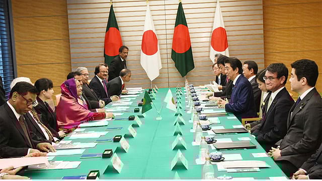 বাংলাদেশের প্রধানমন্ত্রী শেখ হাসিনা ও জাপানের প্রধানমন্ত্রী শিনজো আবের নেতৃত্বে দুই দেশের নেতৃবৃন্দ দ্বিপক্ষীয় বৈঠক করেন। জাপানের প্রধানমন্ত্রীর কার্যালয়, ২৯ মে। ছবি: পিআইডি
