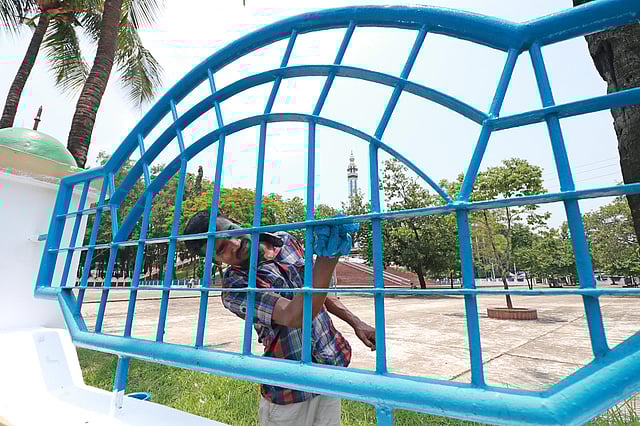রং করা হচ্ছে সীমানার গ্রিলে