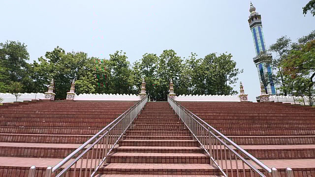 ইমামের দাঁড়ানোর জায়গাটি একটু উঁচুতে