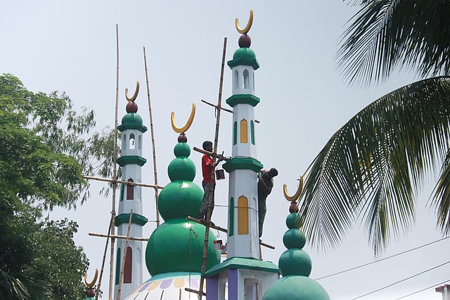 মিনারে চলছে রং করার কাজ