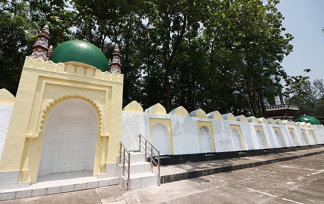 প্রস্তুতি চলছে ধোয়ামোছা ও রং করার কাজের