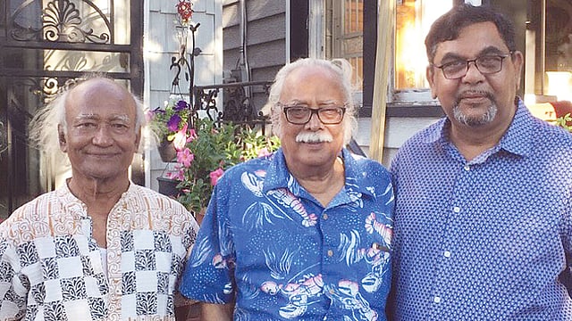 মুক্তিযোদ্ধা সালেহ চৌধুরী ও লেখক বেলাল বেগের সঙ্গে লেখক
