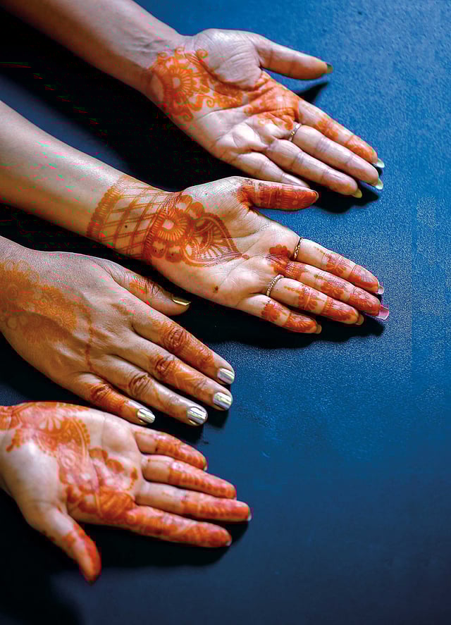 মেহেদিরাঙা হাত ঈদ উৎসবের ঔজ্জ্বল্য বাড়িয়ে দেয়। ছবি: সুমন ইউসুফ। সাজ ও মেদেহি নকশা: বিন্দিয়া এক্সক্লুসিভ