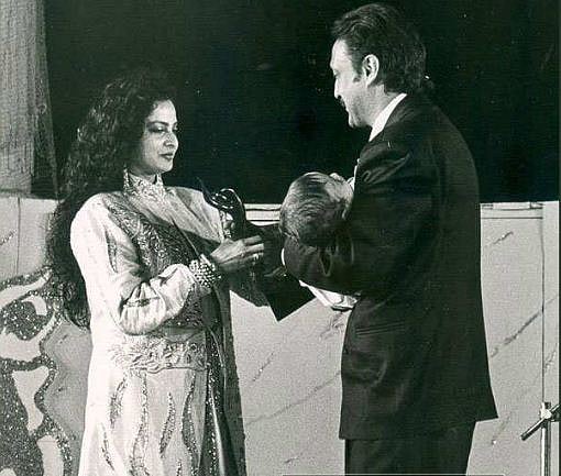 জুনিয়র শ্রফকে কোলে নিয়ে রেখাকে পুরস্কার তুলে দিচ্ছেন জ্যাকি শ্রফ