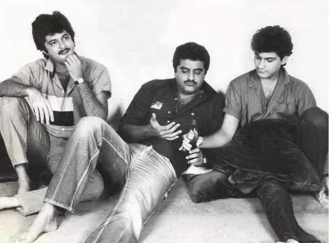 তিন ভাই মেঝেতে বসে একসময় কোল্ড ড্রিংকস শেয়ার করতেন