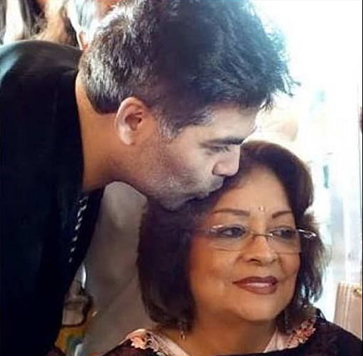 মাকে চুমু খাচ্ছেন করণ জোহর